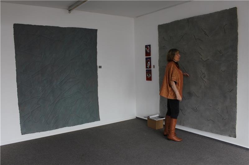 Heidi Meyer erläutert ihre großformatigen, handgeschöpften Büttenpapiere. Foto: Frank