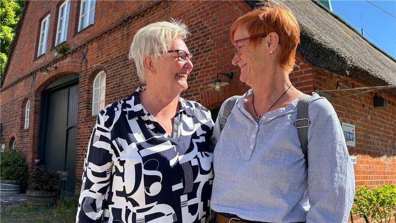 Heidi Ritter (links) und Andrea Bast vor dem DRK-Zentrum in Steinkirchen. Beide lieben das Ehrenamt - und Musicals.