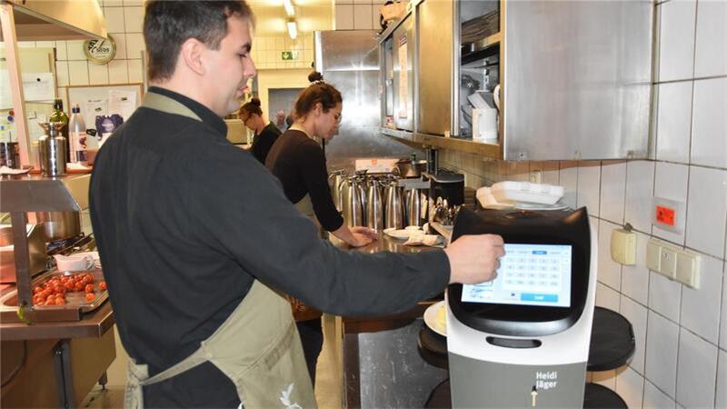 Heidis Stammplatz ist in der Küche. Ist sie mit Essen beladen, gibt das Personal die Nummer des Tisches ein, an den sie die Speisen bringen soll, und schon rollt der Roboter los.