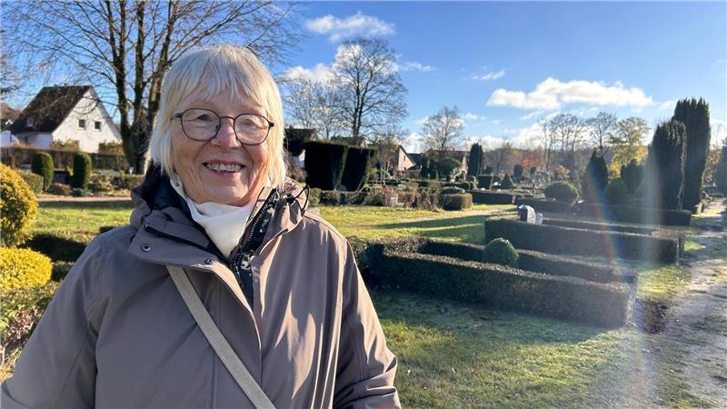 Heidrun Ahrens bietet kulturhistorische Führungen über den Friedhof in Himmelpforten an.