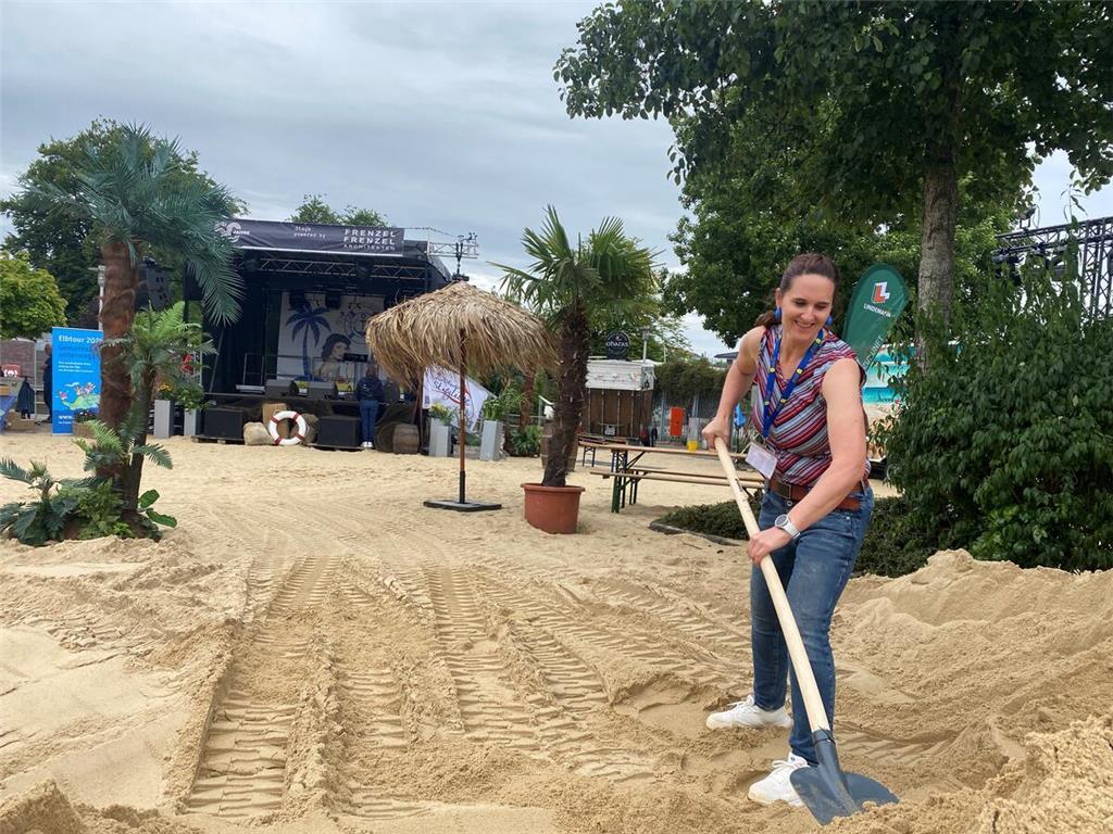 Heike Böttger vom Stadtmarketing hat ordentlich Sand und dekoration zu verteilen...