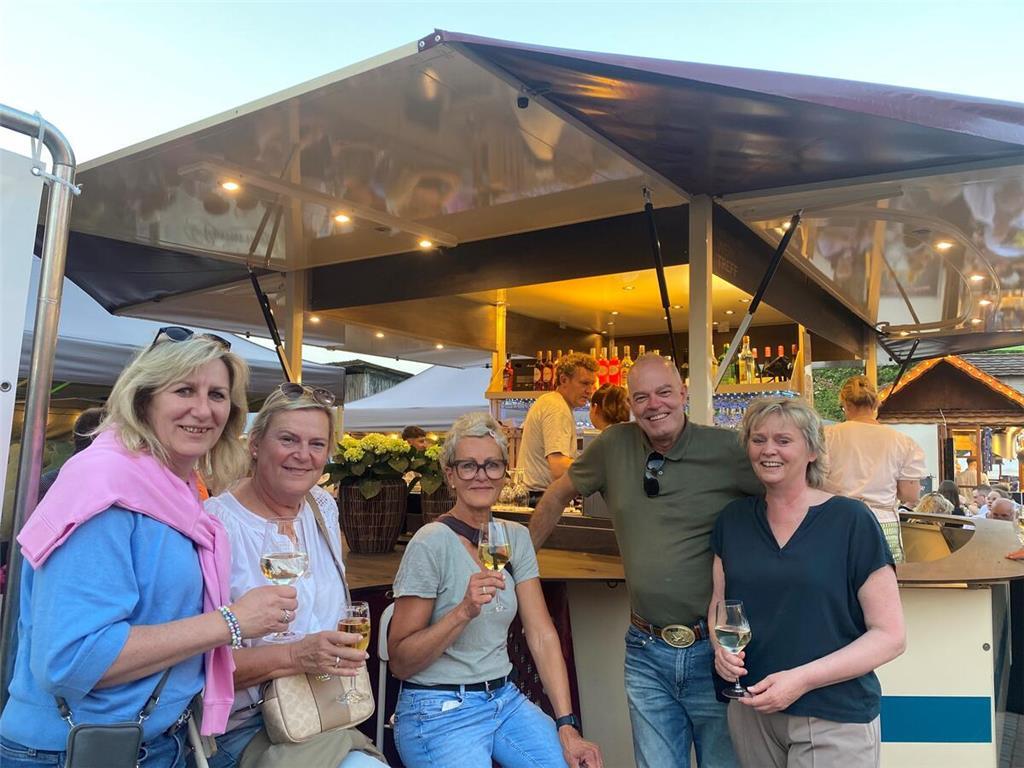 Heike Bremer (links) genießt mit einer Freundesgruppe aus den Nottensdorf und He...