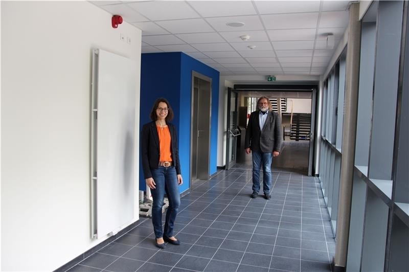 Heike Fetz und Carsten Schröder im ersten Stock des dreigeschossigen Anbaus, der zwei Gebäude verbindet. Links in Blau eingefasst ist der neue Fahrstuhl zu sehen, daneben geht es zu den Sanitärräumen. Foto: Richter