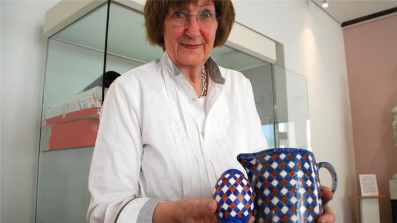 Heike Gathmann mit dem Ei passend zum Milchkrug.