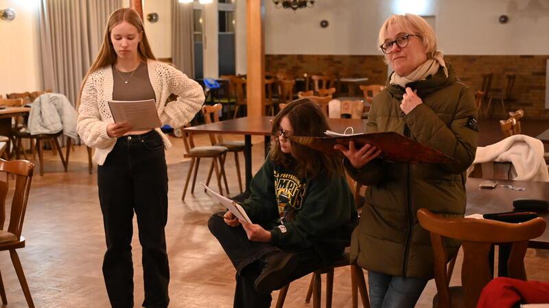Heike Götzke (rechts) wählt für das Jugendtheater immer wieder kritische Stücke aus.