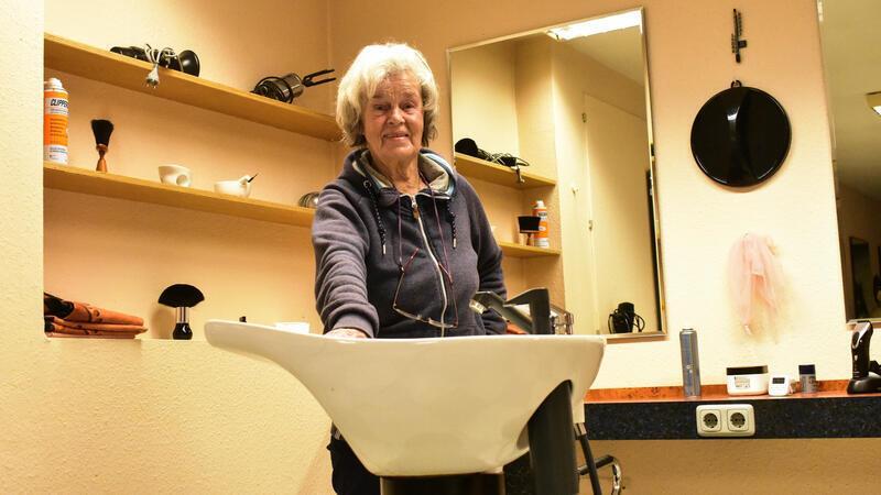 Heike Hain lehnt sich an einem Friseurwaschbecken an.