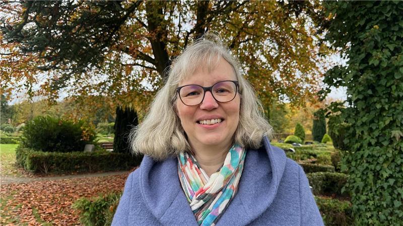 Heike Hellwege und die Friedhofsfreunde der Kirchengemeinde Himmelpforten packen an.