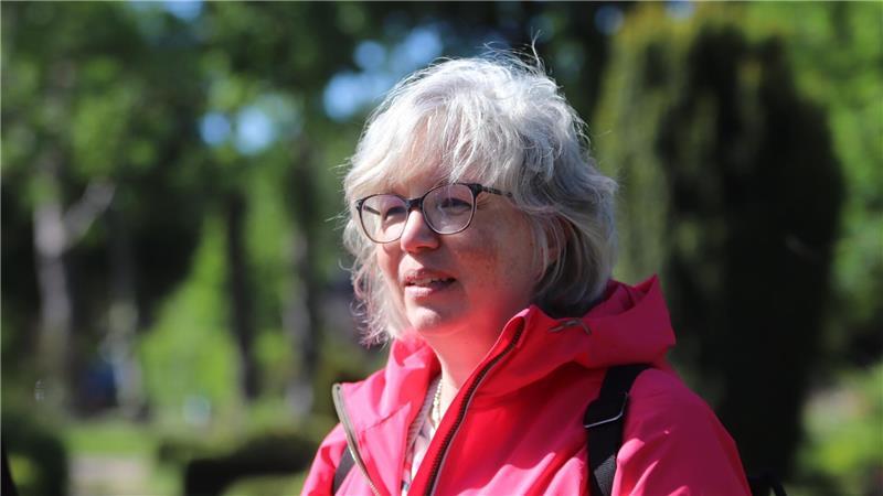Spurensuche in Himmelpforten: Zehnte Klasse setzt mit Gedenkstein ein Zeichen Heike Hellwege vom Kirchenvorstand hatte das Projekt unterstützt.