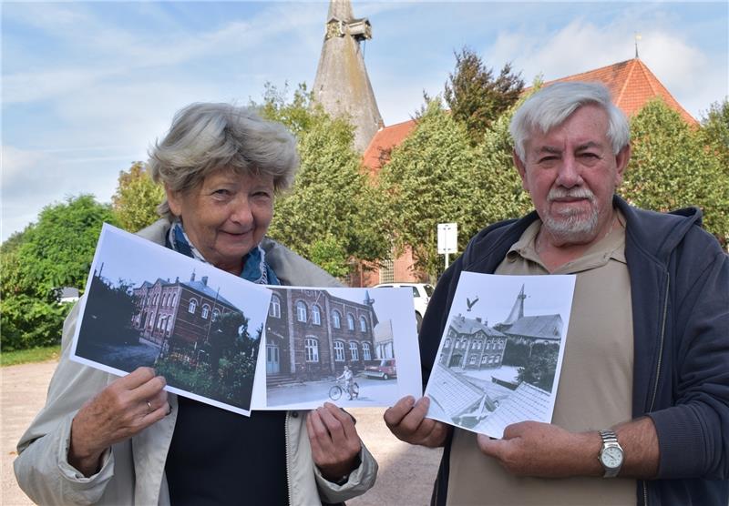 Heike Newbold und Bernd Voltmer stellen zum „Estebrügger Markt“ eine Fotoausstellung zur Schulgeschichte an der Este auf die Beine. Hier zeigen sie Fotos der 1881 abgerissenen Neuen Schule vor der Kirche. Foto Vasel