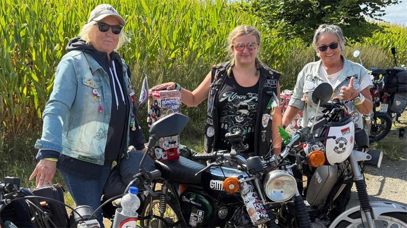 Mit dem Mofa quer durch Deutschland - und ein Stopp in Wangersen Heike Schimanski, Gina Roth und Nancy Pleger (von links) sind seit fast einem Monat jeden Tag auf Tour mit ihren Mofas.
