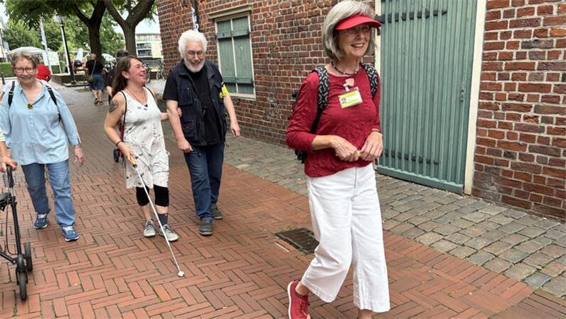 Wie blinde Menschen in Stade auf Sightseeingtour gehen Heike Schlehe führt die Gruppe sehbehinderter Menschen durch Stade.