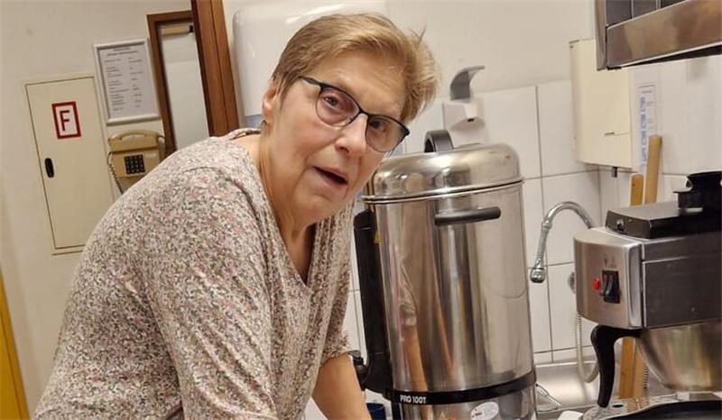 „Sabbeln kann ich ja“: Sie treten für Himmelpfortens Senioren an Heike Schrade war beim Seniorenfrühstück für den Kaffee zuständig.
