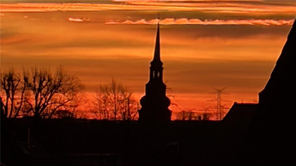Heike Schulz hat den Sonnenaufgang in Richtung der Stader Innenstadt fotografier...