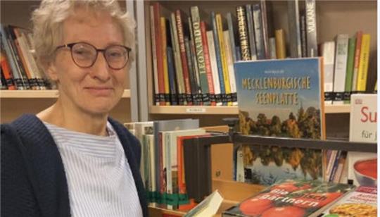 Heike Stelljes in der Patientenbücherei.