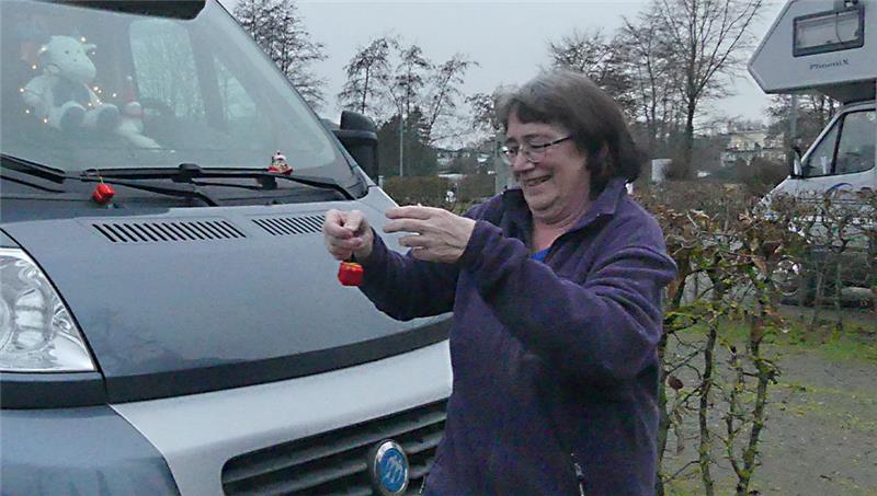 Warum sie Weihnachten lieber im Wohnmobil verbringen Heike Stockert dekoriert nach der Ankunft auf dem Stader Stellplatz die Scheibenwischer ihres Wohnmobils. Heiligabend hatten die Stockerts noch mit der Familie gefeiert.