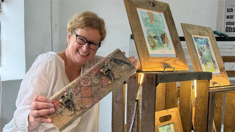 High-Tech-Mähroboter bis Naturkosmetik: Die Trends auf der LebensArt Heike Theobald aus Apensen macht aus alten Obstkisten Bilderrahmen und Garderoben.