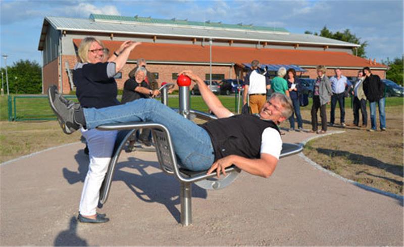 Heike Zychla-Schadeck, Thomas Derlien und Manfred Tiemann (von links) testen die neuen Geräte. Foto Möller