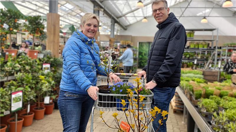 Heike und Jens Keiling wollen ihren Sommerflieder im Garten durch neue Pflanzen ersetzen.
