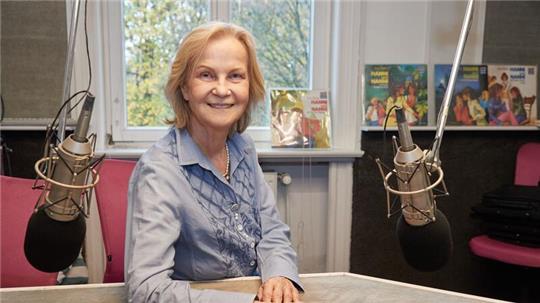 Heikedine Körting, Produzentin, sitzt während eines Fototermins in einem Tonstudio.