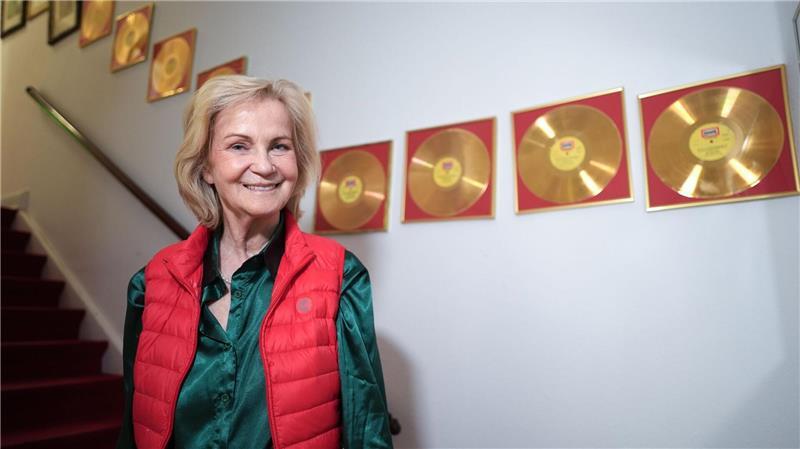 Heikedine Körting mit ihren vielen Goldenen Schallplatten.