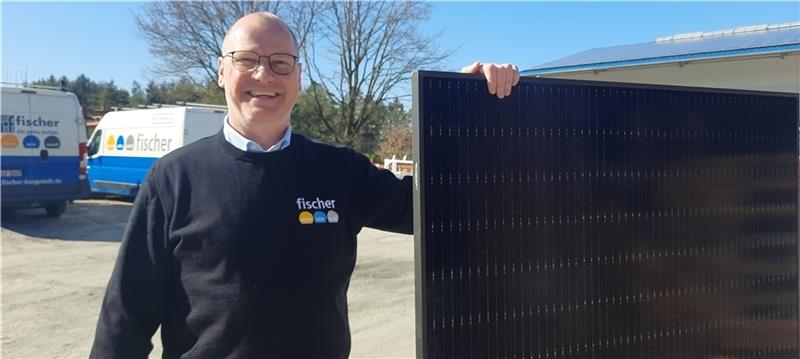 Ein Jahr Vorlaufzeit für den Einbau von Photovoltaikanlagen im Kreis Stade Heiko Fischer mit dem Modul einer Photovoltaikanlage: Mit Sonnenstrom kann die Wärmepumpe günstig laufen. Foto: Fehlbus