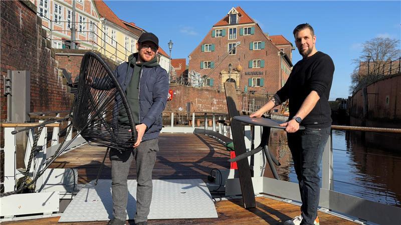 Heiko Helfert (links) und Patrick Kalch vom Tapao in Stade nutzen das schöne Wetter, um die Pontons am Fischmarkt fit für die Gäste zu machen. In dieser Saison soll es erstmals eine Weinlounge auf dem Wasser geben.