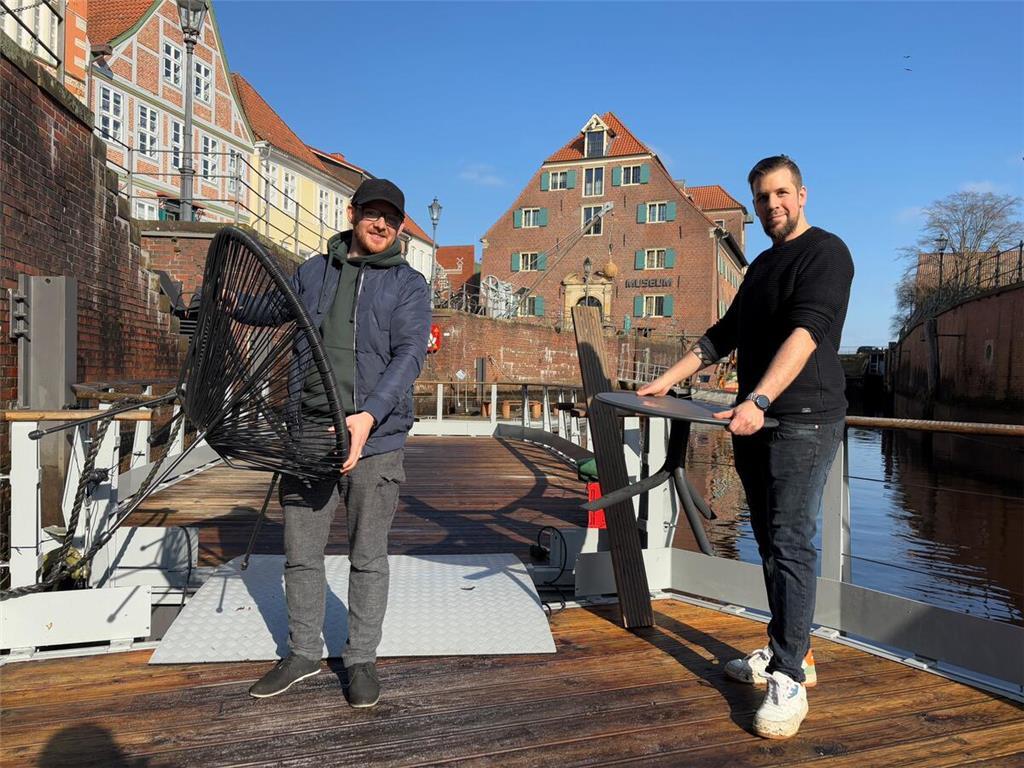 Heiko Helfert (links) und Patrick Kalch vom Tapao in Stade nutzen das schöne Wet...