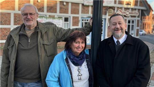 Heiko Kania, Else Zager und Hermann Heinrich (von links) sind die Organisatoren der Mahnwache. Am 7. Dezember werden sie mit anderen Teilnehmern wieder auf dem August-Hillert-Platz in Harsefeld stehen.
