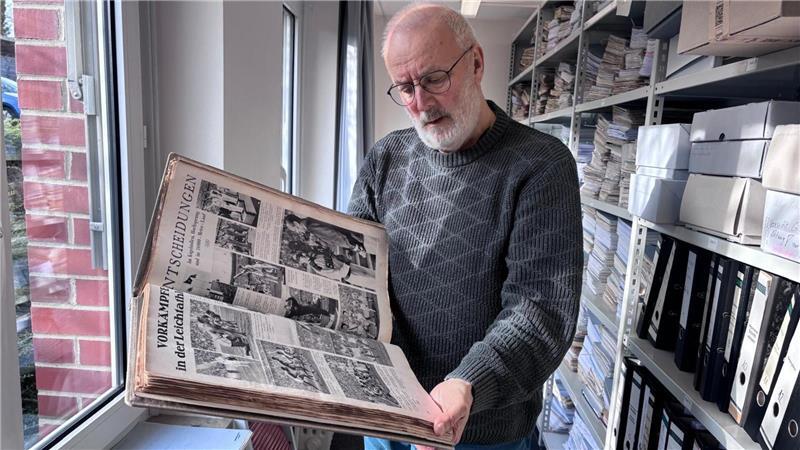 Heiko Kania mit einem Teil des Nachlasses des Bargstedter Lehrers Friedrich Hillmann, der Olympia Zeitung 1936.