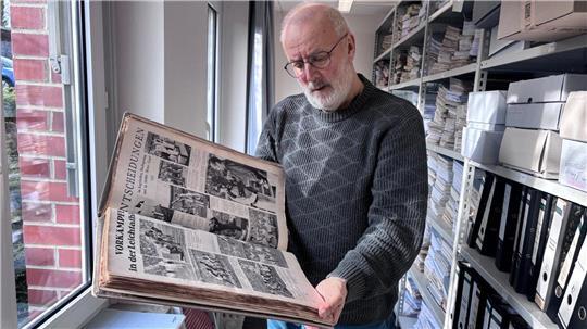 Heiko Kania mit einem Teil des Nachlasses des Bargstedter Lehrers Friedrich Hillmann, der Olympia Zeitung 1936.