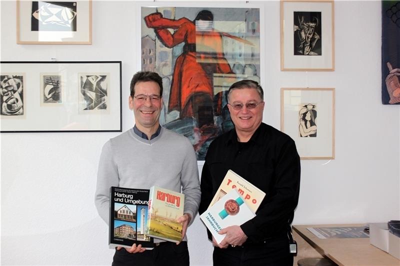 Heiko Langanke (links) und Peter Hornberger möchten bekannte und unbekannte Schriften über Harburg für die Nachwelt sichern und suchen nun Bücher über Harburg für die neue „HarBücherei“. Foto: Schnell