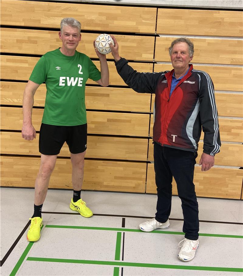 Wie aus einer Kneipenidee 50 Jahre Handball in Mulsum wurden Heiko Schmidt und Wilfried Beckmann haben beim TSV seit vielen Jahren das letzte Wort.