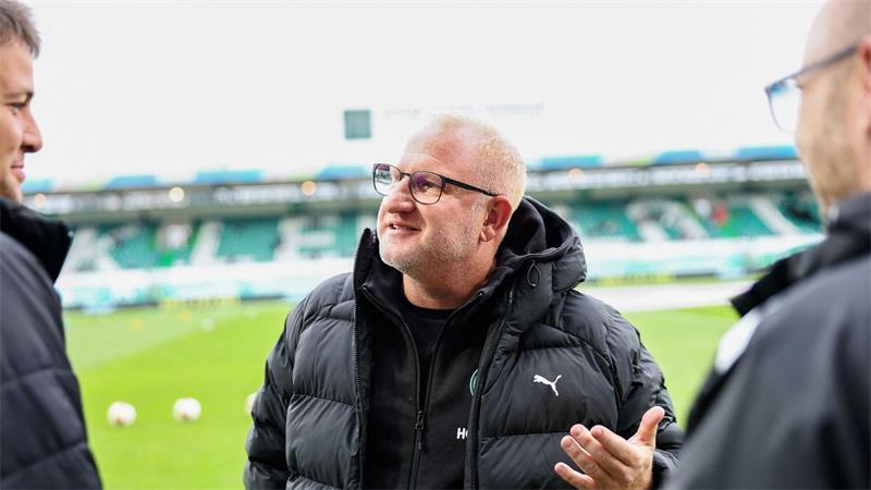 Heiko Vogel (M) erwartet eine Reaktion seiner Mannschaft gegen Kiel. (Archivbild)