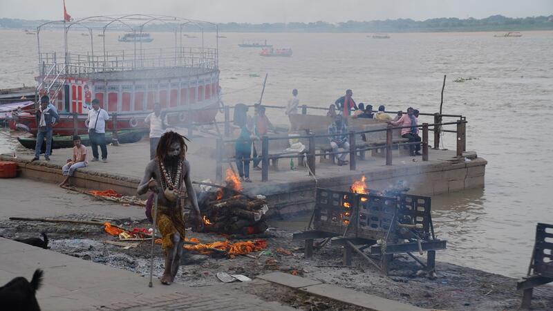 Heilige Männer beten beim Ganges für die Verstorbenen - und leben von Almosen.