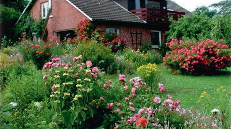 Heilpraktikerin Irmgard Biermann lädt in ihr naturnahes Gartenparadies nach Balje ein.