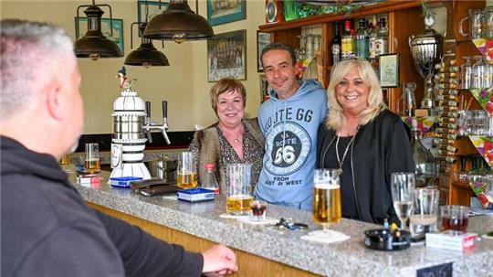 Heimatgefühle am Tresen: Halina Laws (li.) mit Lebensgefährte Bert Becker und Mitarbeiterin Susanne Bastin in ihrer Gaststube „Zur Möwe“ im Fischereihafen.