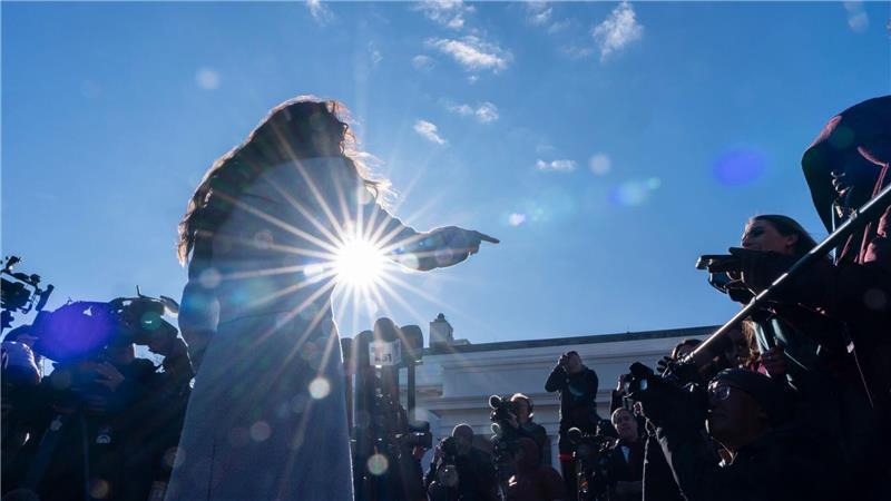 Heimatschutzministerin Kristi Noem spricht mit Reportern im Weißen Haus in Washington.