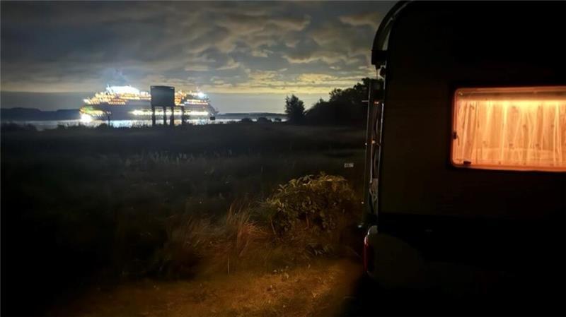 Neuer Lühesand-Pächter in Sicht: So reagieren die Dauercamper Heimelige Atmosphäre am Abend auf dem Campingplatz Lühesand.