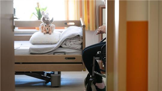 Heimplätze werden für Pflegebedürftige immer teurer. (Archivbild)