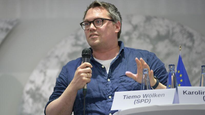Politikerstreit bei Podiumsdiskussion: Warum ein BBS-Schüler den größten Applaus bekam Heimspiel: Der SPD-Europaabgeordnete Tiemo Wölken aus in Buxtehude aufgewachsen und hat hier sein Abitur gemacht.