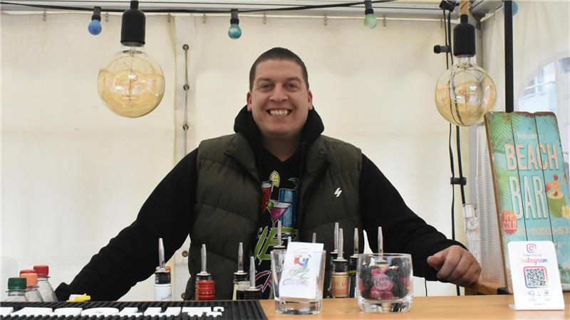 Seit 65 Jahren dreht sich das Greger-Karussell auf dem Herbstmarkt Heimspiel für den selbstständigen Horneburger Barkeeper Daniel Preuß. Seit mehr als 15 Jahren beherrscht er das Cocktail-Handwerk.