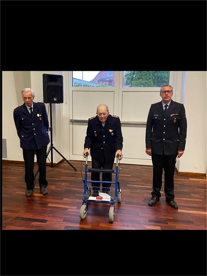 Hein Allers und Herbert Benecke sind bereits seit 60 Jahren in der Feuerwehr, Gemeindebrandmeister Jens Lohmann ehrte die beiden.Foto: Ladwig