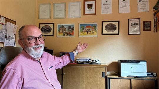 Heinbockels Noch-Bürgermeister Andreas Haack hat Urkunden und Bilder in seinem Arbeitszimmer hängen.