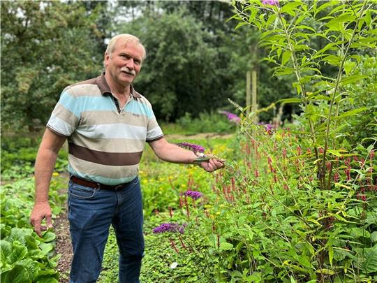 Heiner Baumgarten im naturnahen Garten des BUND-Hauses in Ottenbeck. Foto: Strüning
