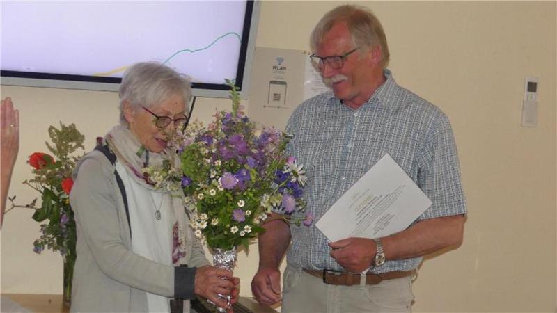Ein Urgestein geht: Heiner Baumgarten nicht mehr BUND-Vorsitzender Heiner Baumgarten wird verabschiedet: Waltraud Schwarz überreicht ihm einen Blumenstrauß mit heimischen Pflanzen aus dem BUND-Garten.