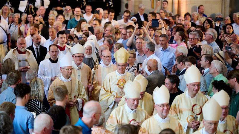 Heiner Wilmer zieht in Begleitung zahlreicher Geistlicher in den Dom ein.