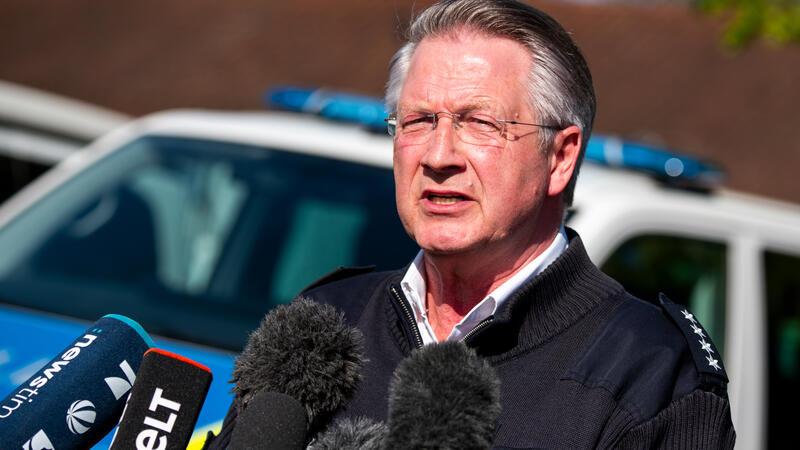 „Keine heiße Spur“: Arian aus Elm wird immer noch vermisst Heiner van der Werp, Polizeipressesprecher der Polizei Rotenburg gibt ein Interview. Die Ermittlungsgruppe Arian hat noch keine heiße Spur, sagt die Polizei am Freitag.
