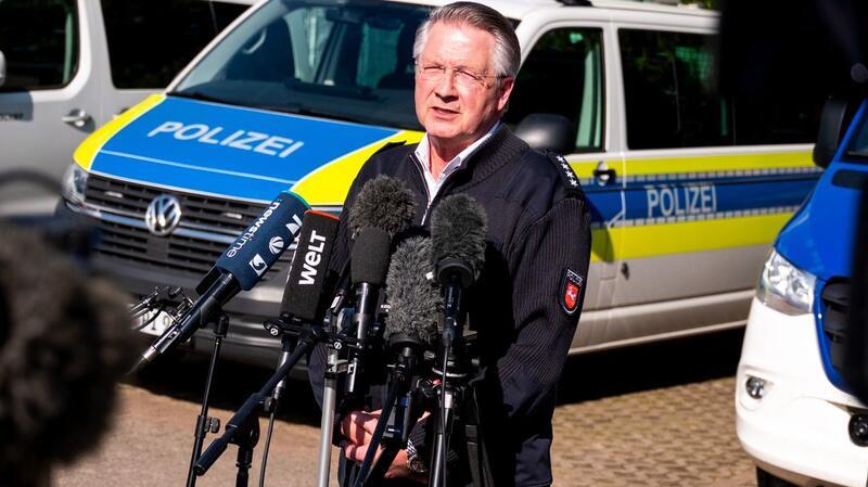 Heiner van der Werp, Pressesprecher der Polizei Rotenburg, gibt ein Interview.