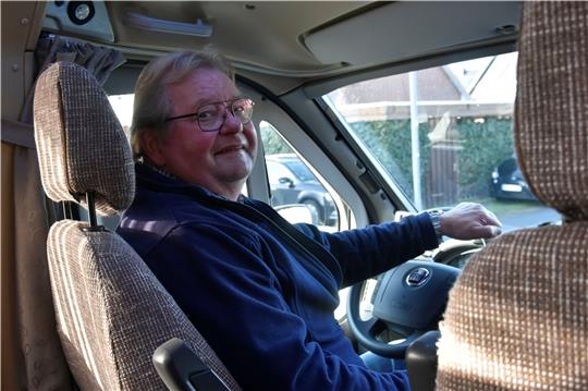 Heino Allgeier am Steuer seines Wohnmobils: Der Elstorfer reist gern – und packt an, wo Hilfe gebraucht wird. Foto: Felsch