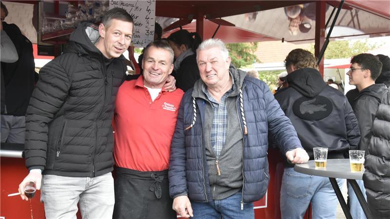 Heino Augustin (Mitte) mit Stammgästen.